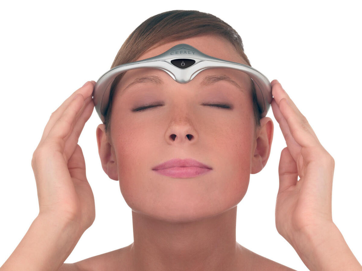Cefaly, il nuovo dispositivo per curare l'emicrania - The sci-fi Cefaly headband puts an electrode firmly against the forehead to help reduce the frequency of migraines.