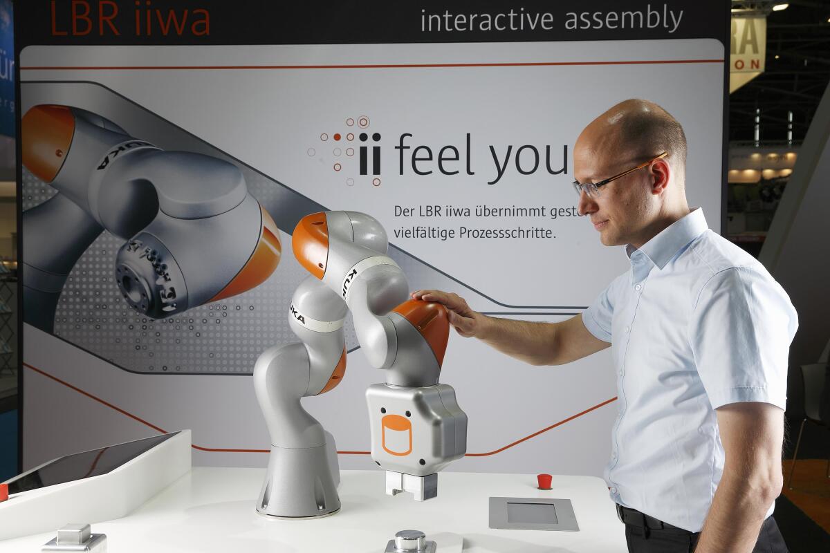 LBR iiwa: la nuova era di robot sensibili - Un nuovo passo nella robotica di servizio con il robot LBR iiwa.