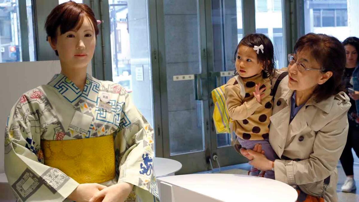 A Tokyo il robot umanoide ChihiraAico guida i clienti al centro commerciale - 