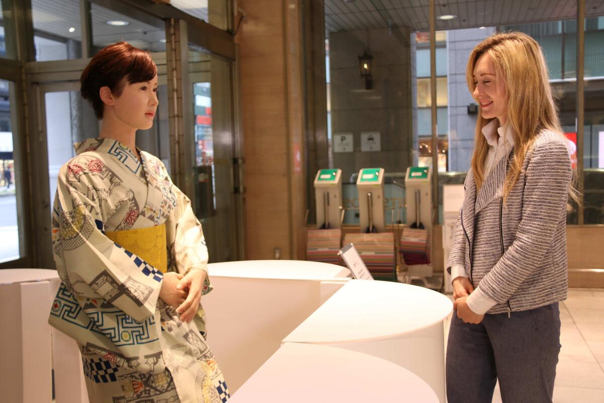 A Tokyo il robot umanoide ChihiraAico guida i clienti al centro commerciale - Toshiba e il suo robot umanoide Chihira Aico, che guida i clienti al centro commerciale. Credits: pinterest.com
