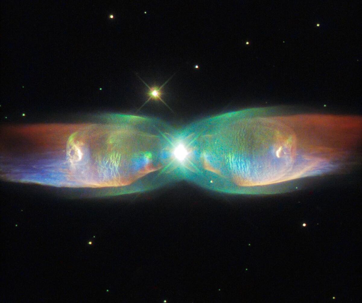 Il telescopio Hubble cattura una farfalla cosmica: il frutto della collisione fra due stelle - facebook.com/NASA