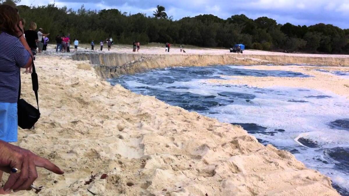Sinkhole, quando la spiaggia sprofonda nelle acque - youtube.com