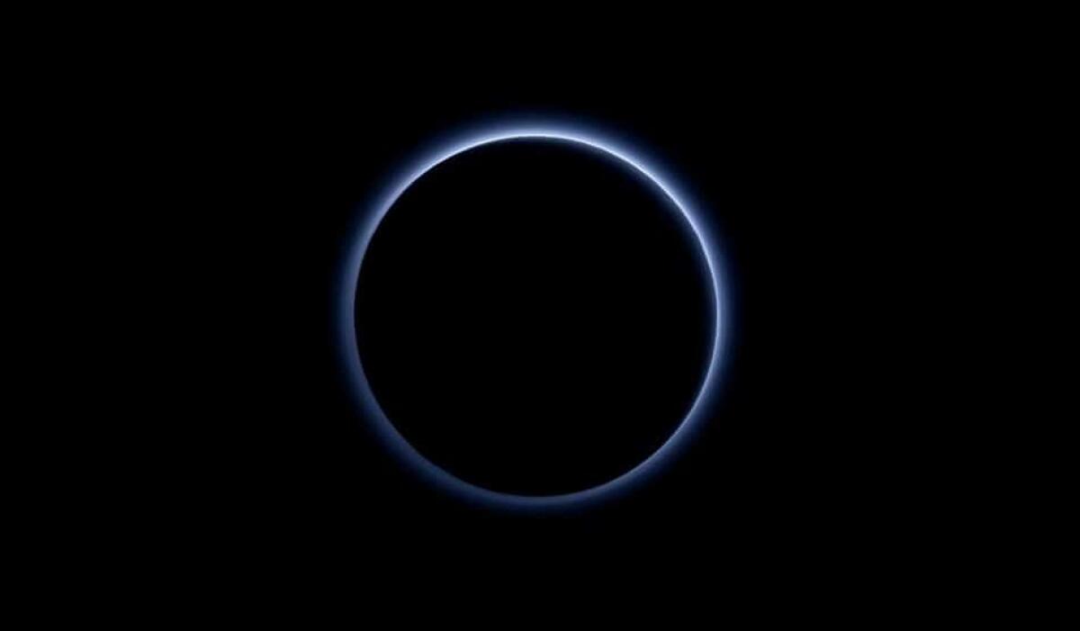Plutone ha il cielo azzurro e acqua ghiacciata sulla superficie - Nasa/New Horizons