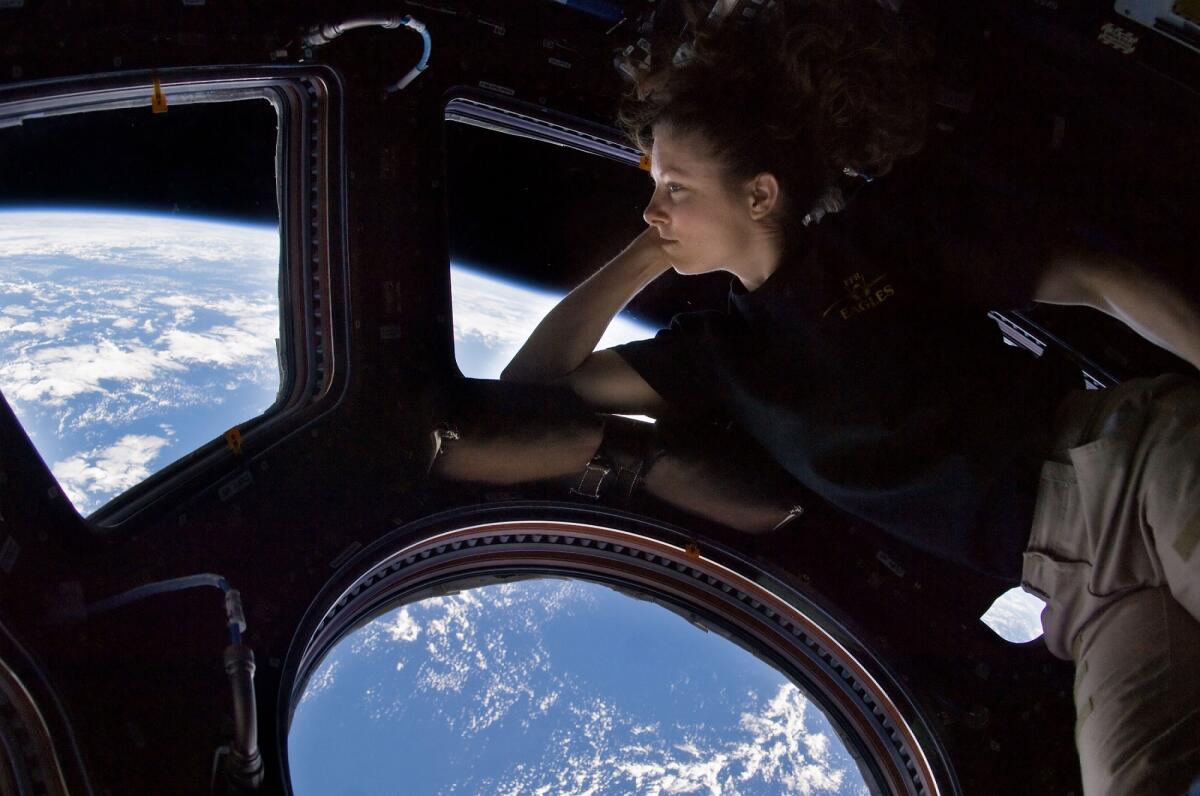 La ISS compie 15 anni: equipaggi, ricerche e tante emozioni - Tracy Caldwell Dyson nel modulo Cupola