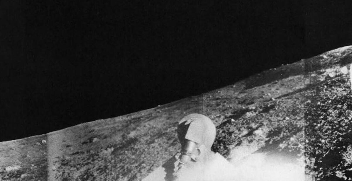 50 sfumature di Luna - La prima foto della Luna realizzata dalla sonda russa Luna 9 nel febbraio 1966