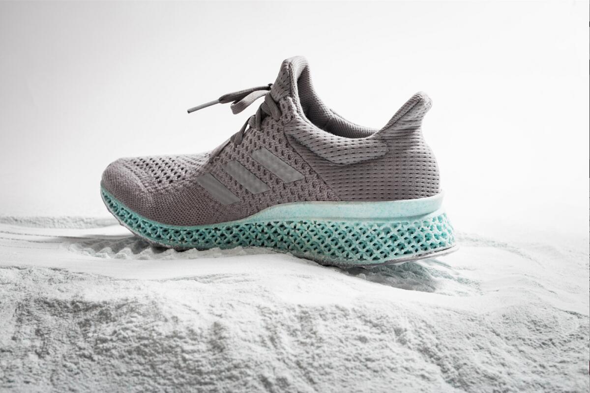 Arrivano le scarpe create dalla spazzatura raccolta in mare - 