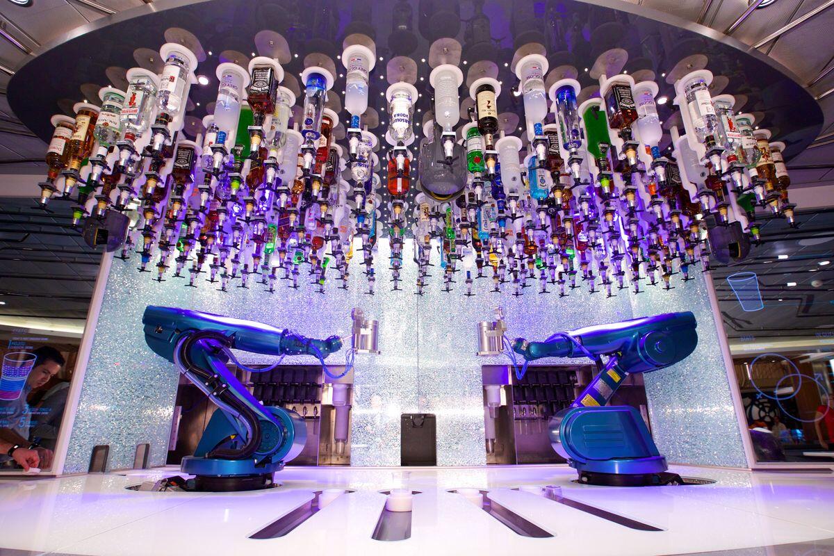 Un cocktail? Ci pensano i robot - I due robot che al Bionic Bar si occupano di fare i cocktail. Credts: vegas.eater.com