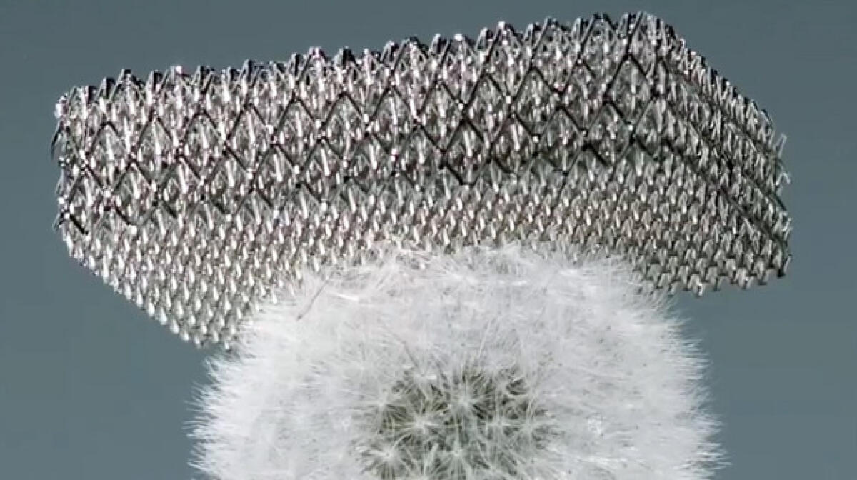 Il materiale più leggero del mondo: il "Metallic Microlattice" - http://www.geek.com/