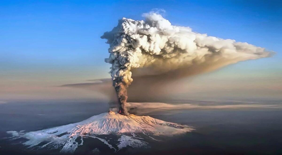 L'Etna da spettacolo, allerta gialla - 