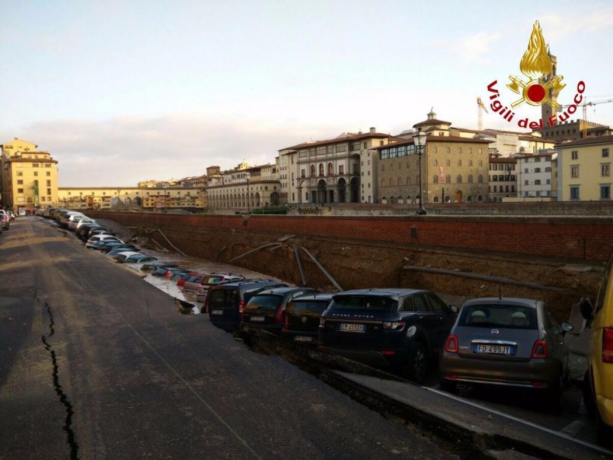 Cedimento lungo 200 metri sul Lungarno a Firenze - nextquotidiano.it