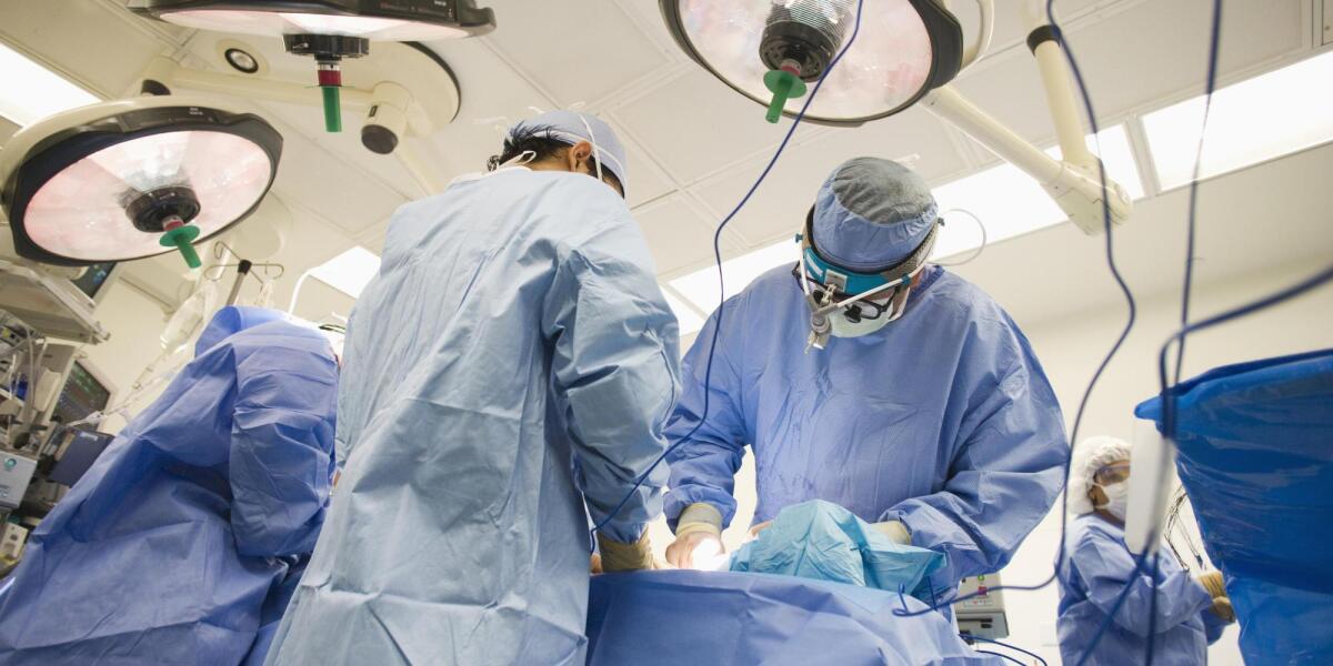 Diabete, nuove speranze con il rimodellamento della mucosa duoduenale - Doctors operating in operating room, credits: http://i.huffpost.com/gen/2849424/images/o-CHIRURGHI-facebook.jpg