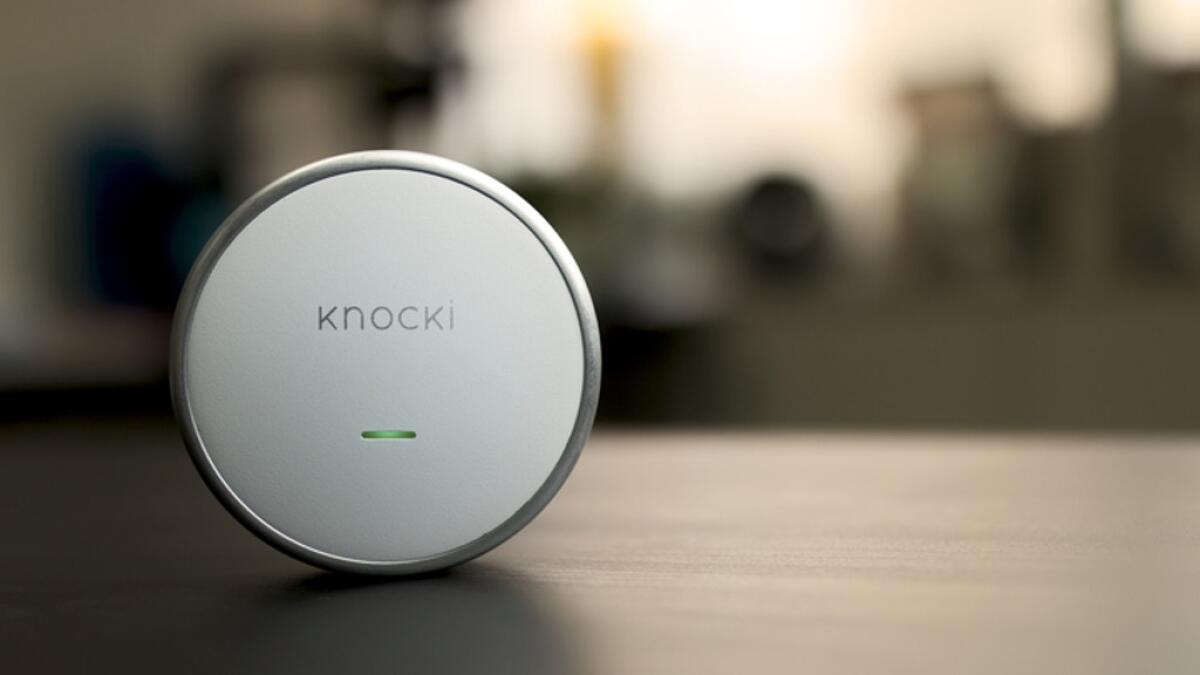 Knocki: la casa non è mai stata così smart - Knocki è in grado di trasformare una normale superficie in una superficie smart in grado di comunicare col resto della casa. Credits: kickstarter.com