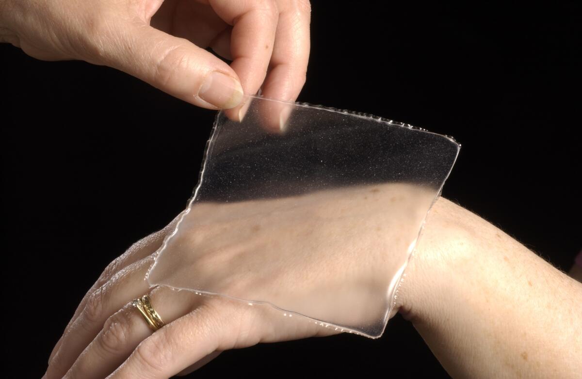 Pannelli touch in Hydrogel: flessibili, elastici, indossabili - I nuovi pannelli hydrogel touch dalla Korea, che staranno sul braccio. Credits: jic.ac.uk