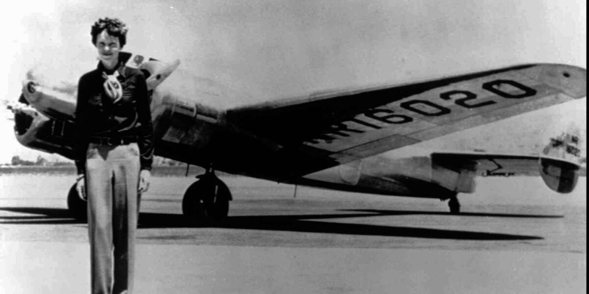 Amelia Earhart: la prima donna aviatrice - FILE - In this undated file photo, Amelia Earhart stands next to a Lockheed Electra 10E, before her last flight in 1937 from Oakland, Calif., bound for Honolulu on the first leg of her record-setting attempt to circumnavigate the world westward along