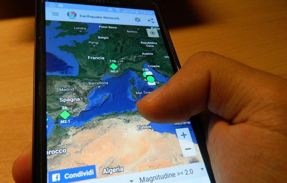 Earthquake Network: l'app che segnala i sismi - Earthquake Network App. La mano e lo smartphone sono dell'autore.
