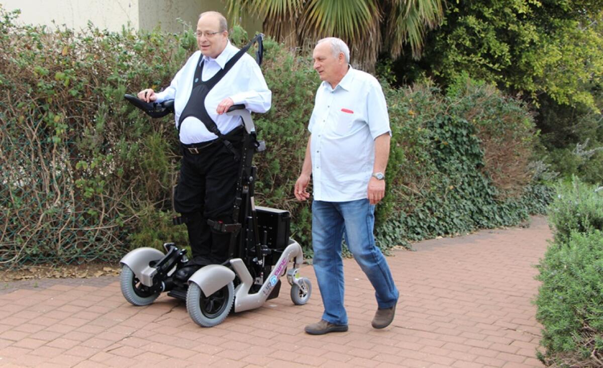Sedia a rotelle UPnRIDE: Amit Goffer finalmente si alza in piedi! - Amit Goffer in piedi
http://cdn.nocamels.com/wp