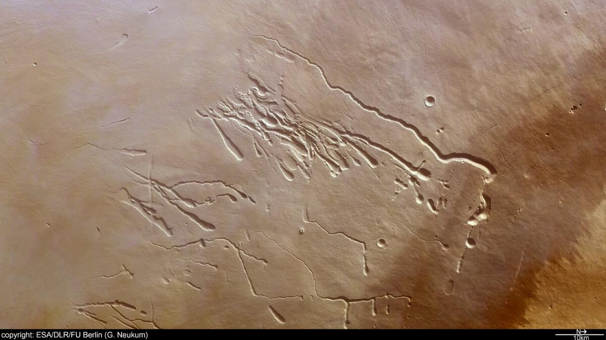 NASA: scoperti tunnel lunari abitabili - Cunicoli lunari nati dall'antica attività vulcanica, il cui "soffitto" è collassato. Credits: ESA