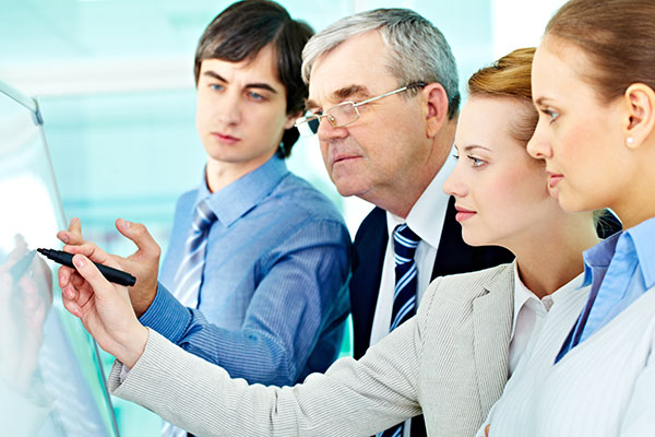 Reverse Mentoring avviene attraverso incontri formali tra junior e senior, con il reciproco impegno a formarsi su aspetti differenti nel campo del lavoro. Sul tema del project management, ad esempio, i giovani insegnano ai più grandi come utilizzare gli s