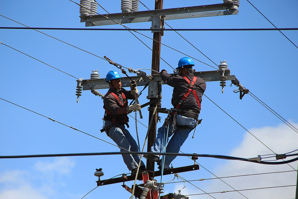tensione, lavori, elettricità, impianti, normativa, cei, tecnologia, sicurezza, operai, specializzati, addetti, distanza, pericolo, rischio, cei 11-27, elettrico