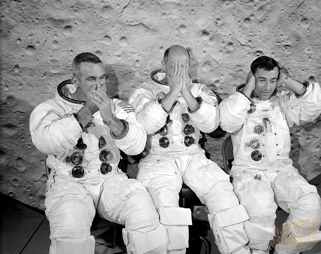 Da sinistra: Eugene Cernan, Thomas Stafford e John W. Young. Una posa scherzosa in cui gli astronauti imitano le tre scimmiette: "Non vedo, non sento, non parlo". Credits: NASA