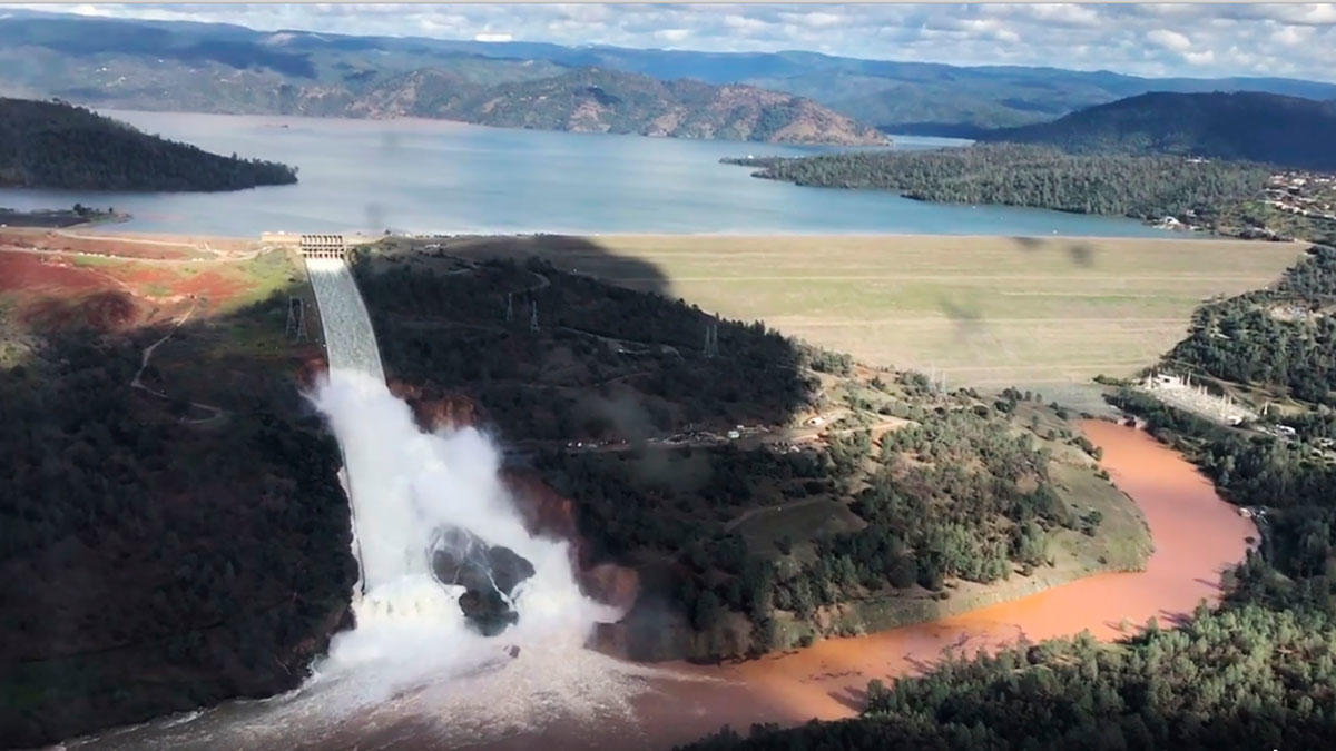 La diga di Oroville sta crollando - 