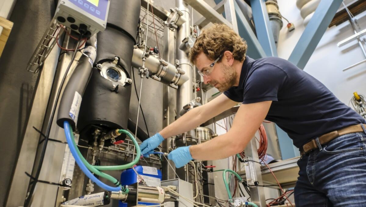 Tecnologia svizzera per accumulare energia termica | Close-up Engineering - Benjamin Fumey a lavoro nel laboratorio
empa.ch
