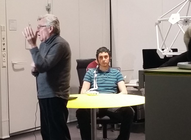 Professor Niels Birbaumer con un paziente http://www.wysscenter.ch