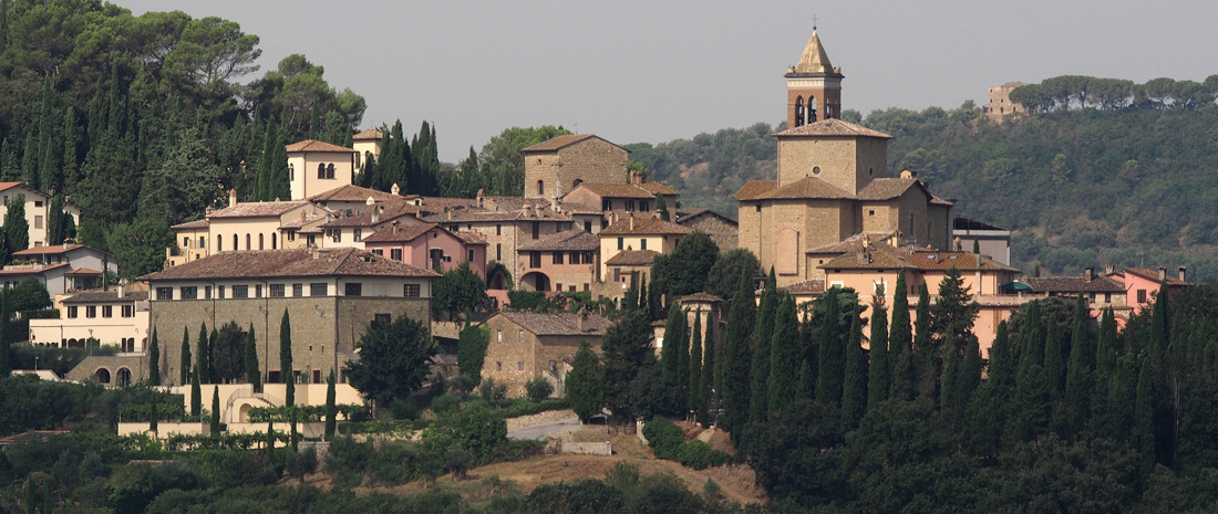 Castello di Solomeo, trasformato da Brunello Cucinelli nel punto di riferimento della sua azienda. Dopo la prima ristrutturazione, nel 2000 è stato industrializzato, permettendo un miglioramento nella creazione dei capi di cashmere del brand. | Close-up E