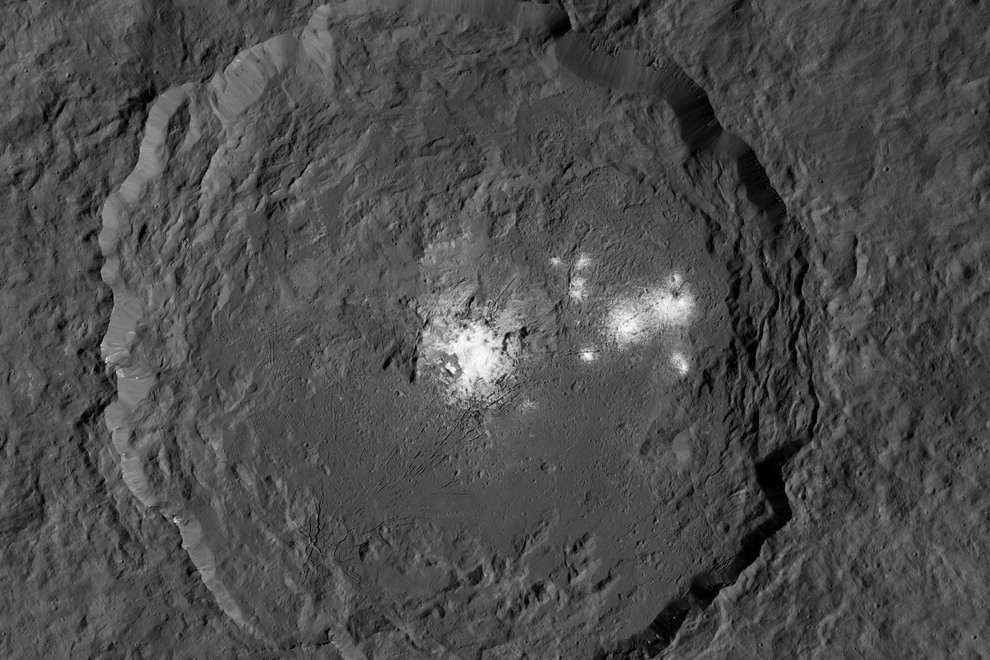 Ghiaccio osservato da VIR, a bordo della sonda NASA Dawn, sulla superficie di Cerere. La brillantezza potrebbe essere causata dalla presenza di sodio. Credits: NASA/Dawn