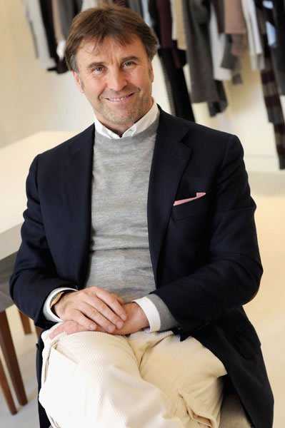 Brunello Cucinelli nasce nel 1953 a Castel Rigone, un piccolo borgo in provincia di Perugia, da una famiglia contadina. L'imprenditore italiano, tira su unn brand, completamente Made in Italy, fra i più lussuosi e particolari del tempo. | Close-up Enginee