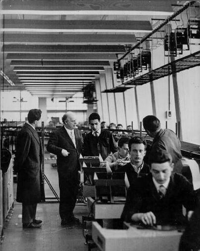 Adriano Olivetti nella sua fabbrica: come è possibile vedere nella foto l'ambiente lavorativo era molto luminoso. La luce, infatti, permetteva un aumento della produttività! - Close-up Engineering, Sezione Management