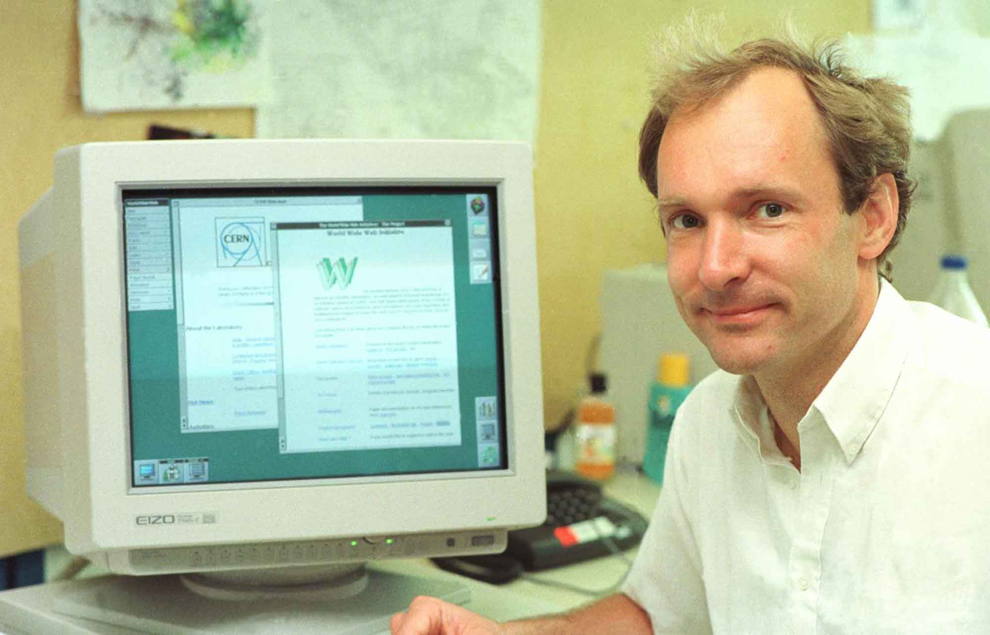 Tim Berners-Lee posa davanti al computer NeXT con il quale è stato inventato il World Wide Web. Credits: CERN - www.cern.ch