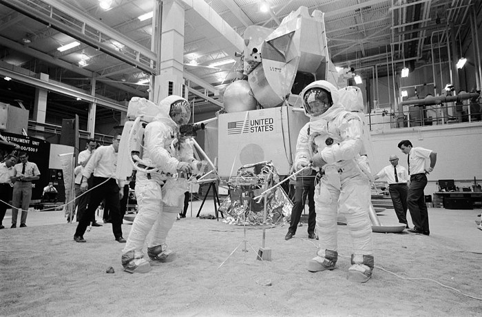 Quella che agli occhi dei complottisti è una prova del set cinematografico allestito per girare "Lo sbarco sulla Luna" non è altro che un'esercitazione in cui gli astronauti prendevano dimestichezza con le tute e gli strumenti per prelevare campioni lunar