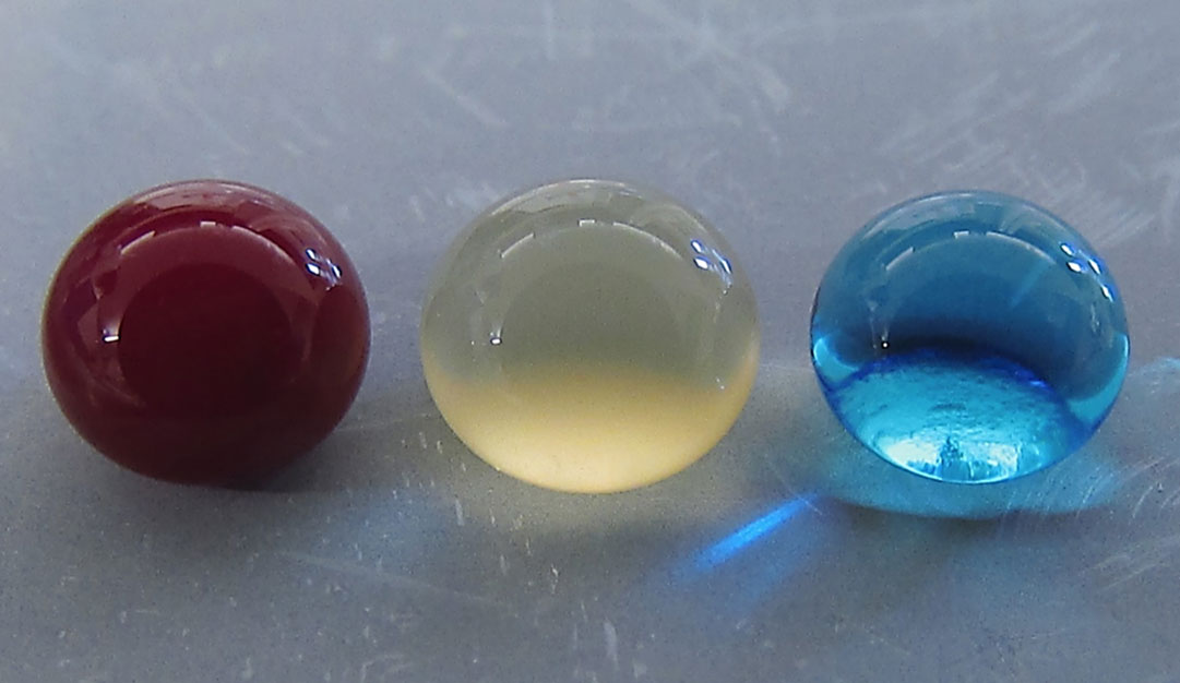 Tre gocce, una di plasma, una di sangue e una di acqua Credit: Kota lab/Colorado State University