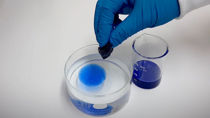 Oleo Sponge, la spugna riutilizzabile che può salvare gli oceani