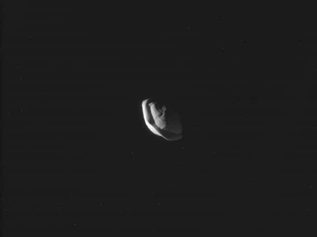 Uno scatto di Pan, credits: Cassini (NASA/ESA/ASI)