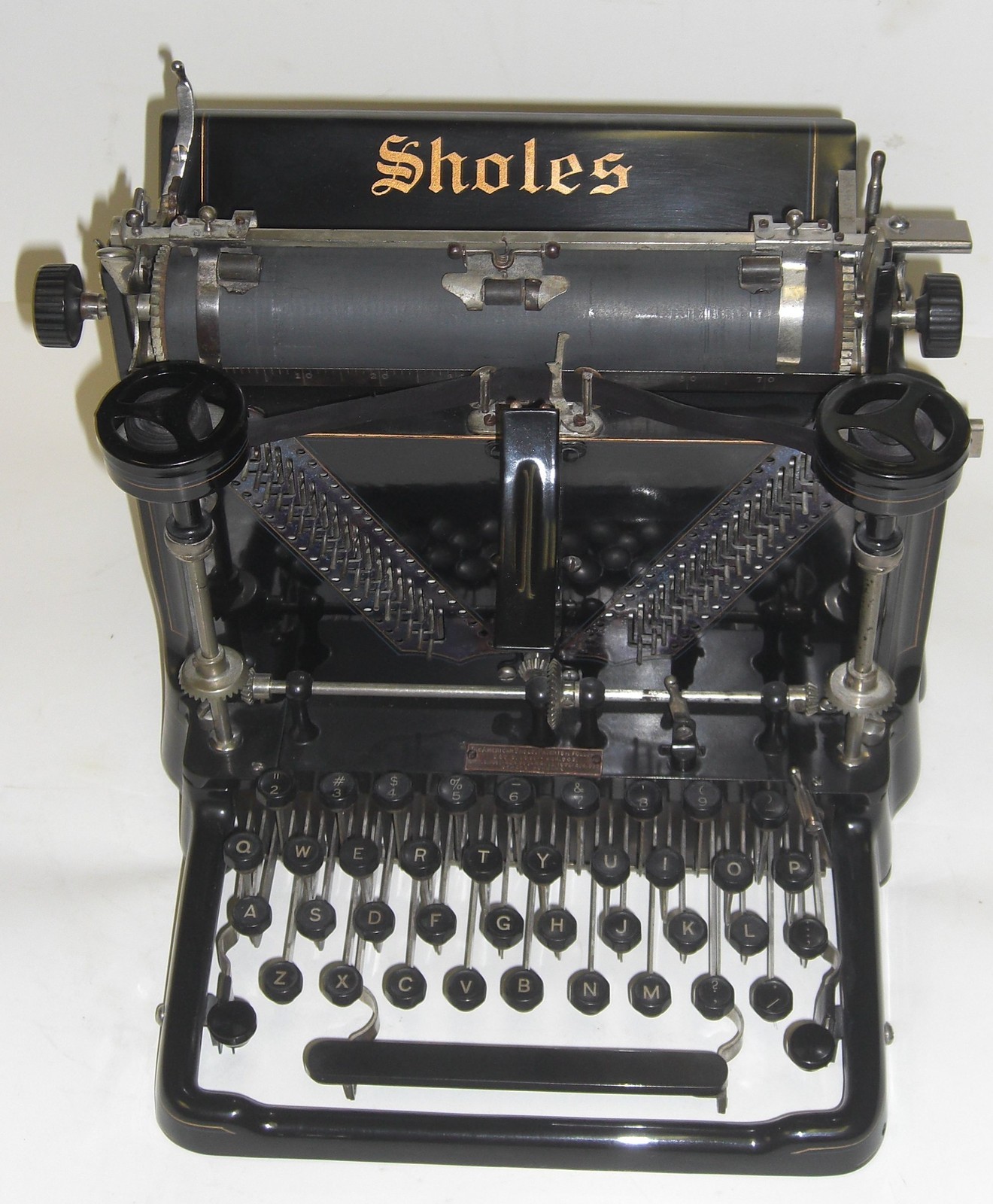 Type-Writer, la prima macchina da scrivere realizzata da Christopher Sholes. Source: greatestcollectibles.com
