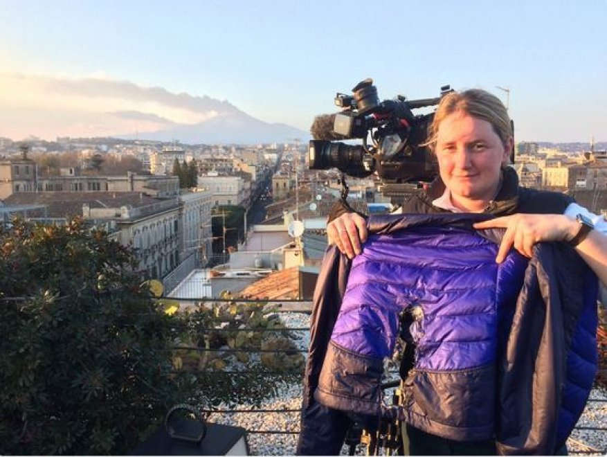La giornalista della BBC Rebecca Morelle mostra lo squarcio sul suo piumino causato dalla caduta di un lapillo. Credits: repstatic.it