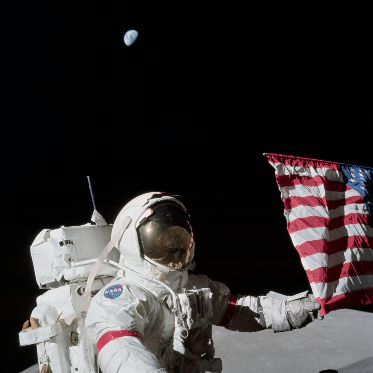Le bandiere sulla Luna si stanno logorando - L'astronauta Eugene Cernan durante la missione Apollo 17. Credits: NASA