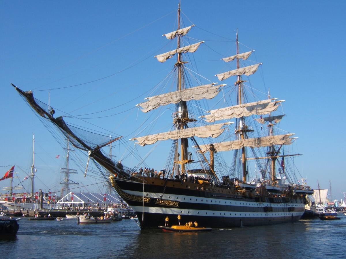 Presentata a Civitavecchia la Campagna 2017 di nave Vespucci - PH: wikipedia