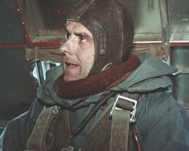 Vladimir Komarov durante un'esercitazione con il paracadute. Credits: spaceanswers.com