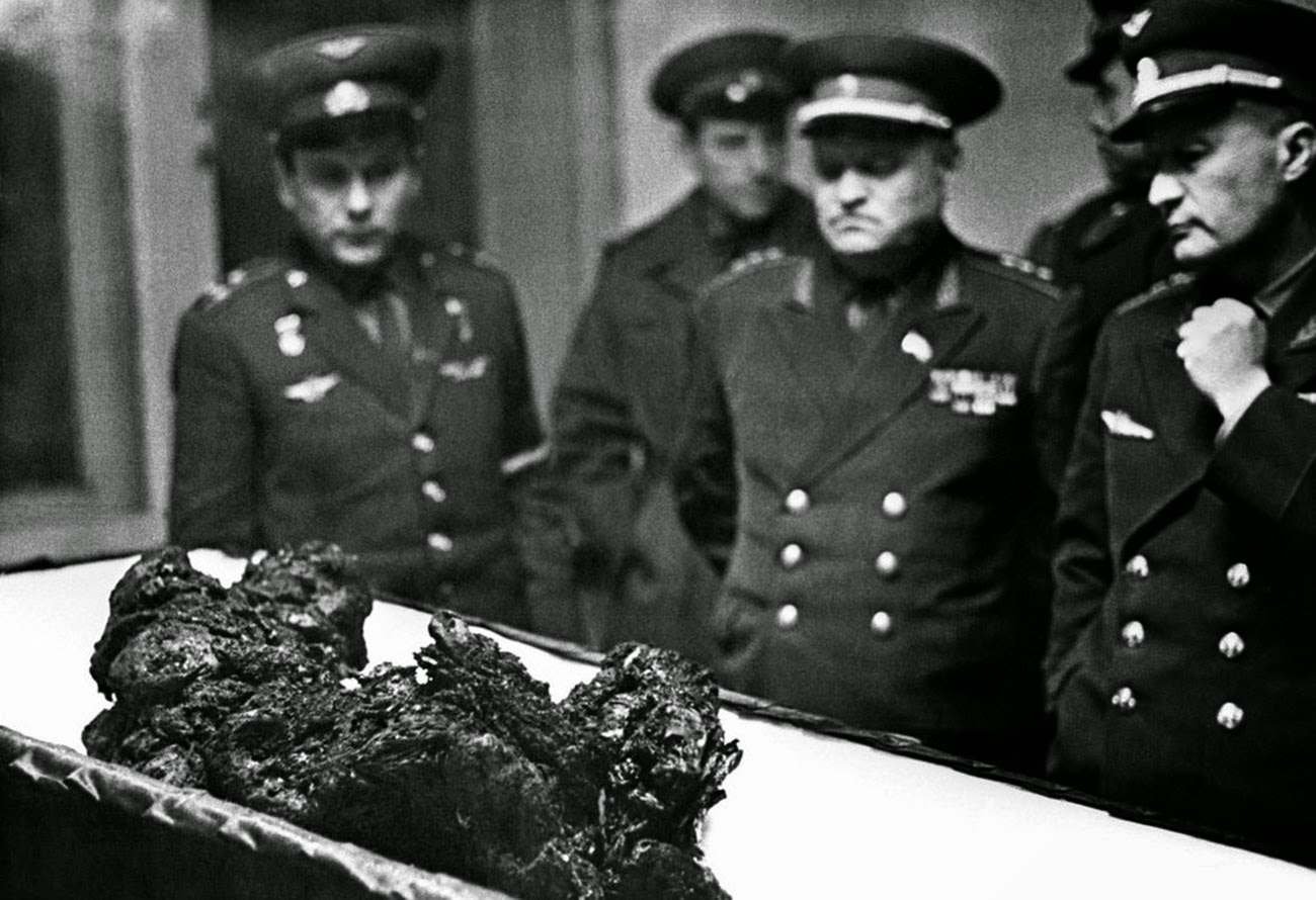 Alcuni ufficiali sovietici osservano i resti di Vladimir Komarov. Credits: 2.bp.blogspot.com