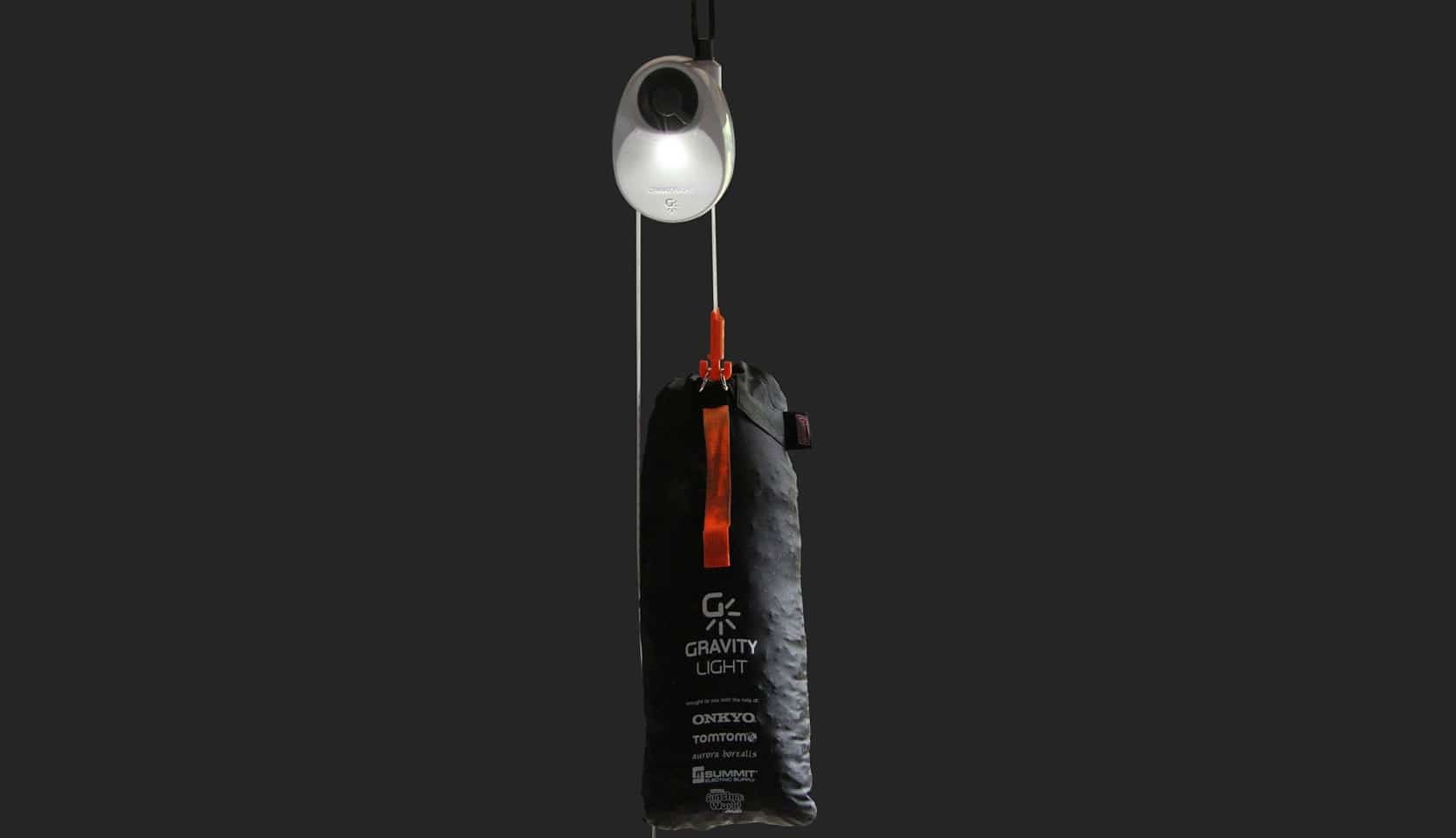 Il sistema di ingranaggi è in grado di convertire l'energia potenziale gravitazionale di un grande peso in energia elettrica. Credits: gravitylight.org
