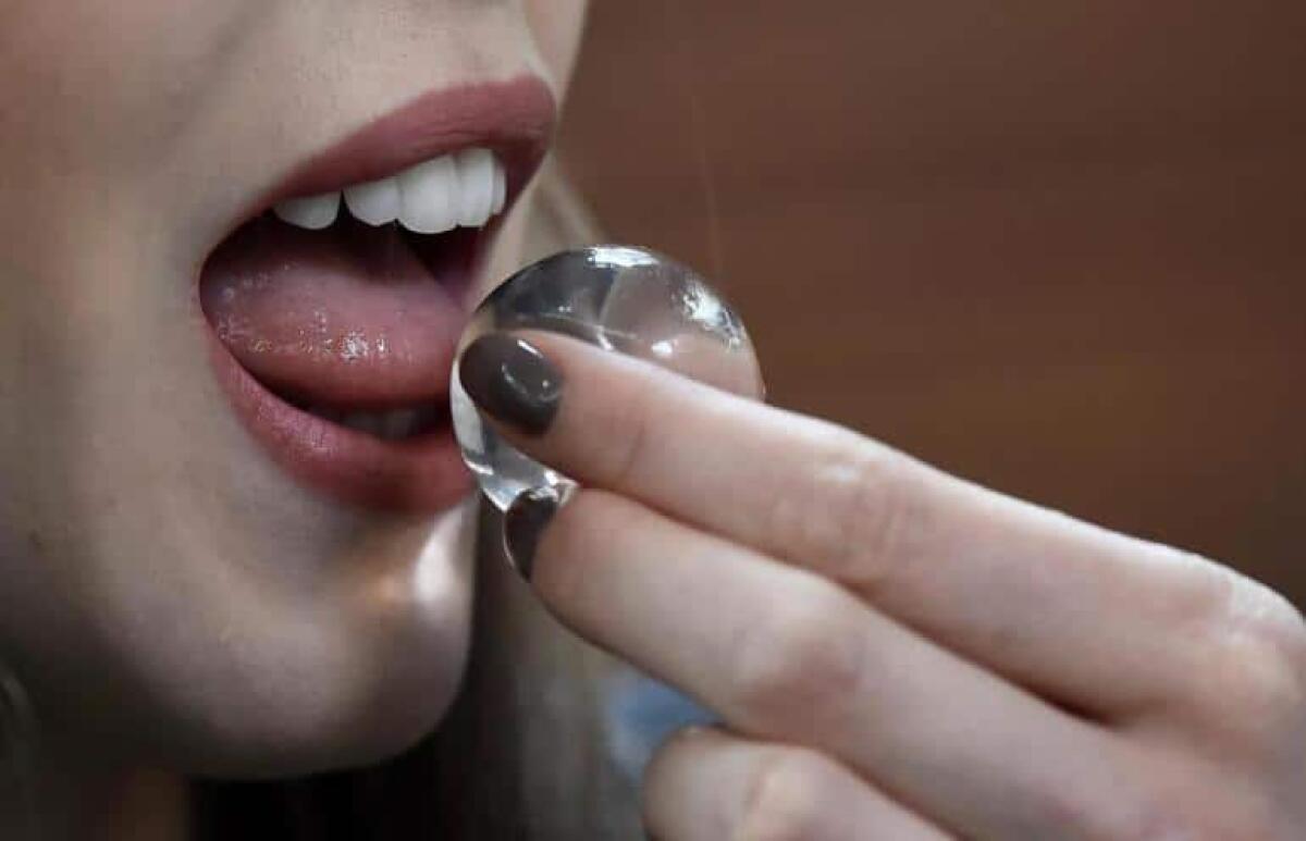 Addio plastica: arriva "Ooho", un materiale commestibile - Una foto di Ooho, credits: ilfoglio.it