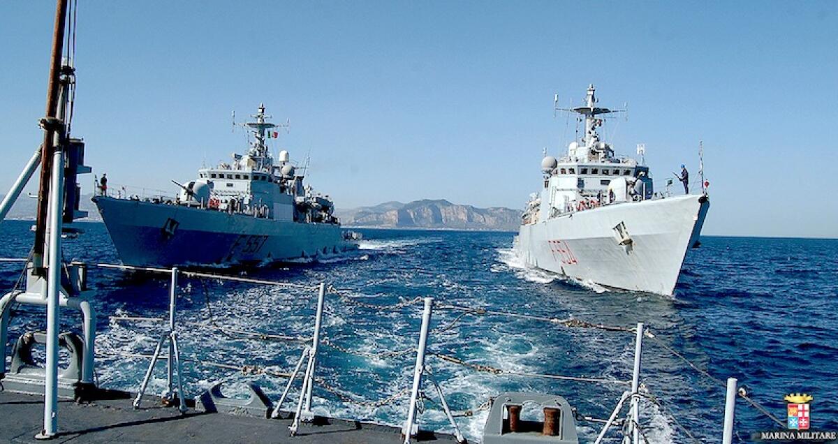 Ultimo Ammaina Bandiera delle corvette Fenice e Sfinge - PH. lagazzettaaugustana.it