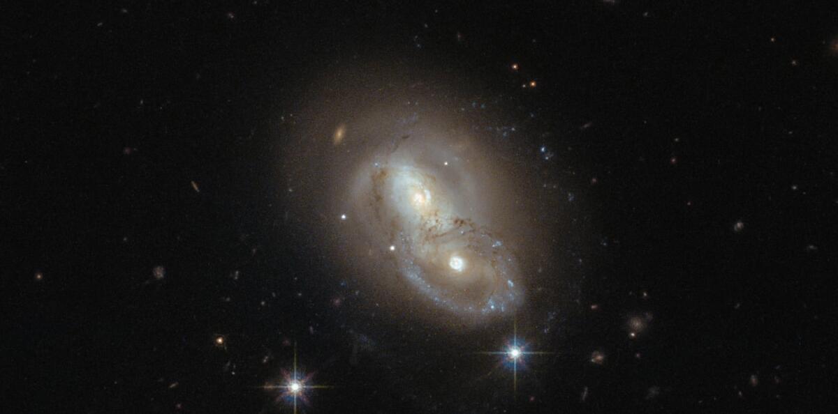 Hubble fotografa la "collisione" tra due galassie - La collisione galattica immortalata dal telescopio Hubble. Credits: NASA/ESA/HUBBLE
