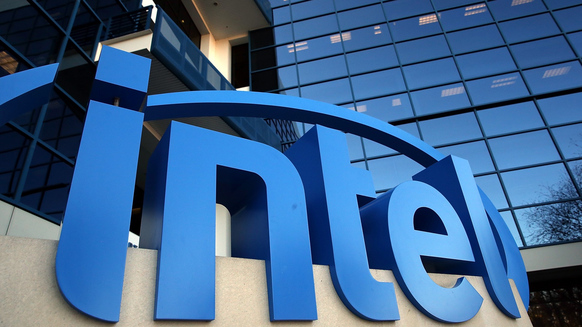 Foto del logo fisico di Intel. Source: leganerd.com