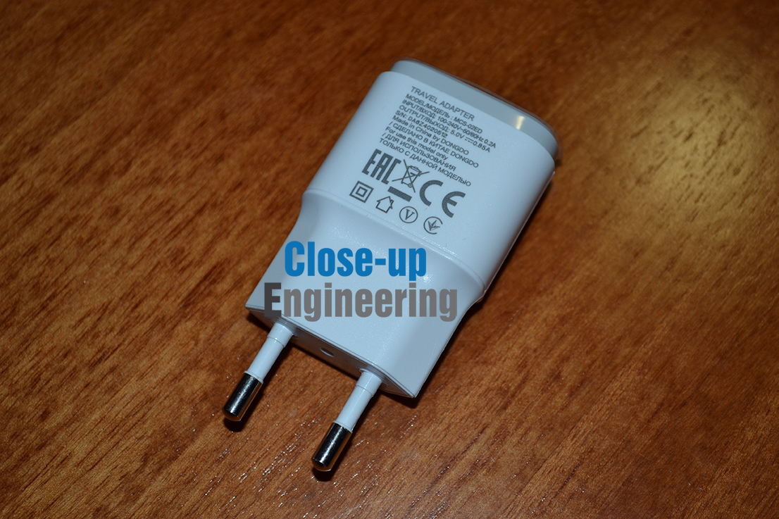 Alimentatore LG dello smartphone K8 2017. Scattata da Close-up Engineering.