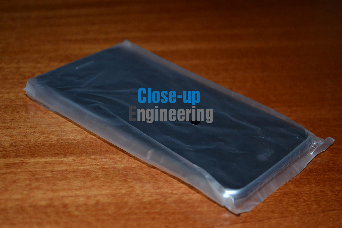 LG K8 2017 nella busta della confezione. Scattata da Close-up Engineering.