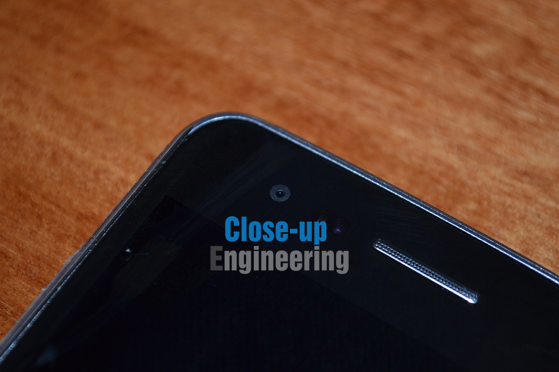 Fotocamera anteriore di LG K8 2017. Scattata da Close-up Engineering.